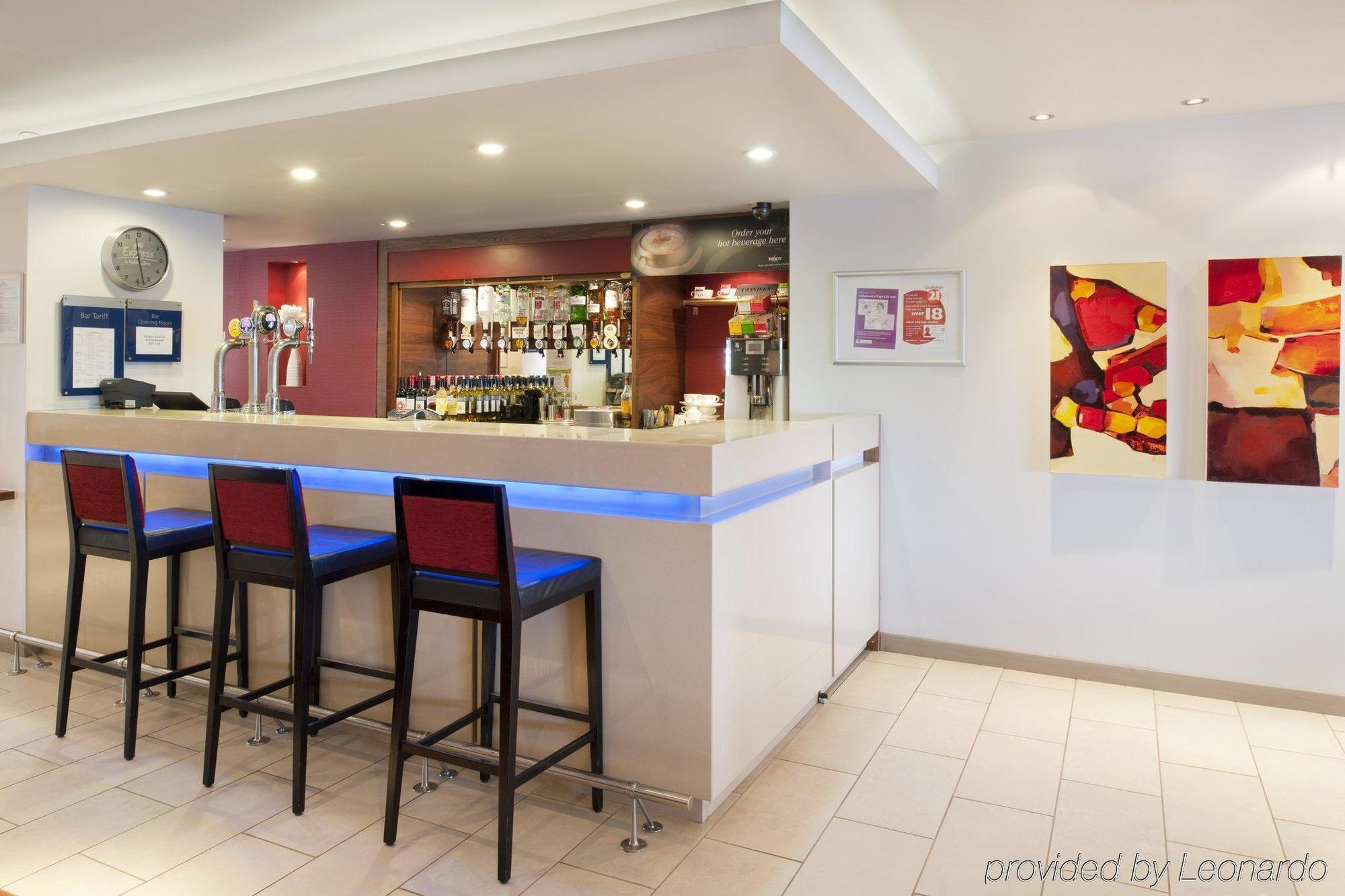 Holiday Inn Express East Midlands Airport By Ihg Castle Donington Exteriör bild