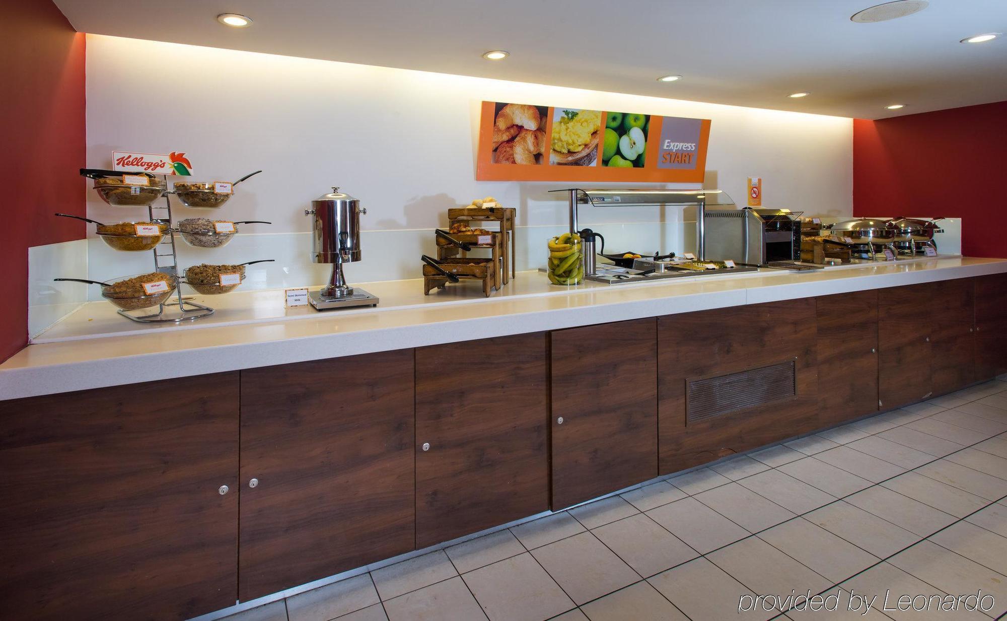 Holiday Inn Express East Midlands Airport By Ihg Castle Donington Exteriör bild