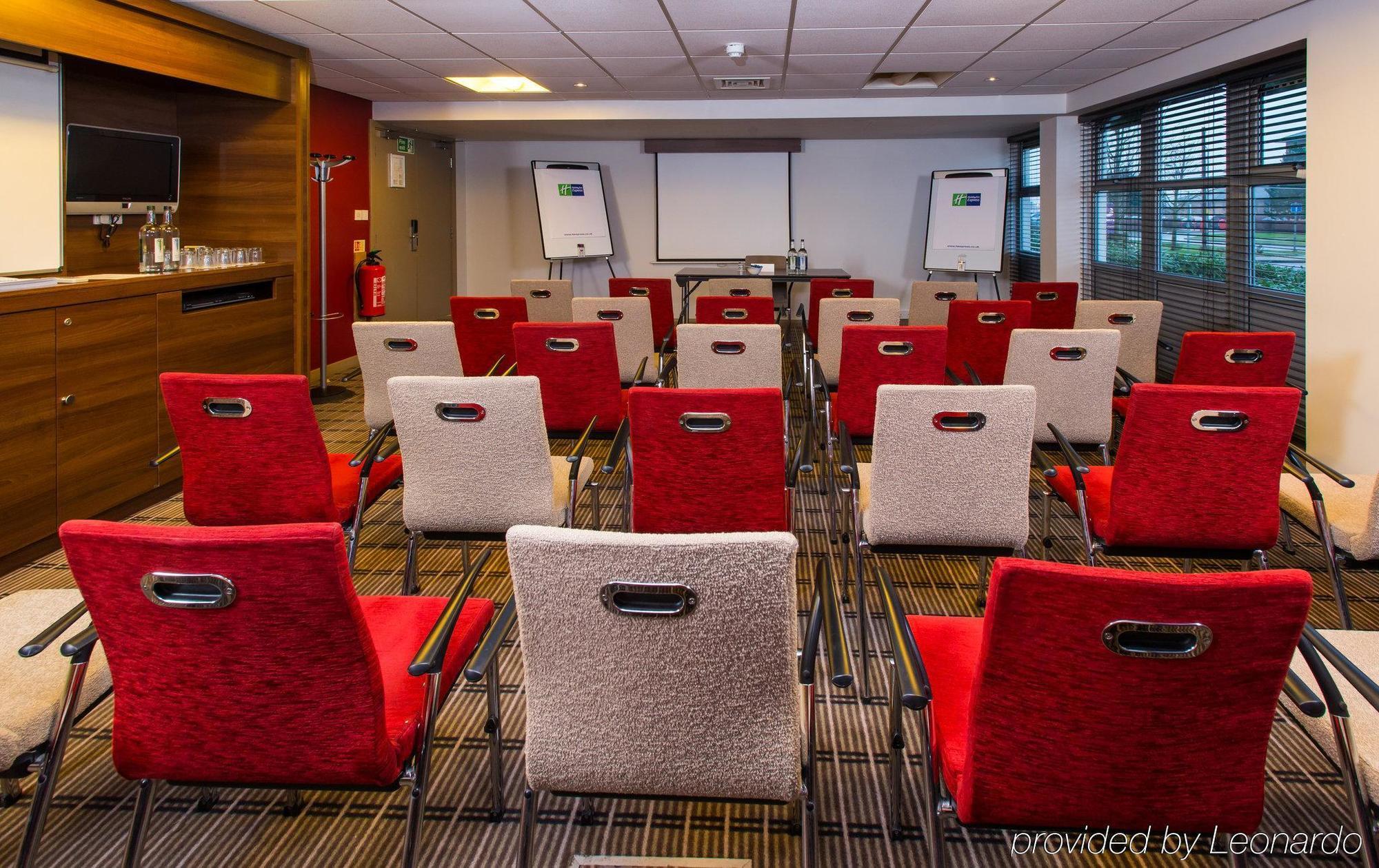 Holiday Inn Express East Midlands Airport By Ihg Castle Donington Exteriör bild