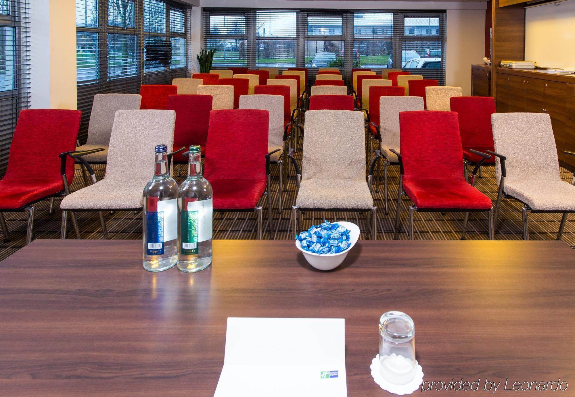 Holiday Inn Express East Midlands Airport By Ihg Castle Donington Exteriör bild